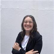 Española escudada en un colegio Francés con un gran dominio del idioma y con experiencia con niños.